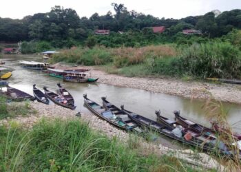 BOT-bot membawa pelancong di Sungai Tahan, tersadai akibat ketiadaan kunjungan pelancong di Taman Negara.