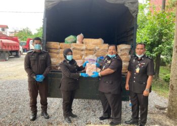 KETUA Unit Stesen Kuarantin Haiwan Rantau Panjang, MAQIS Kelantan
Ruzita Meli (dua, kiri) menyerahkan sumbangan kepada wakil JPM Machang di sini hari ini.