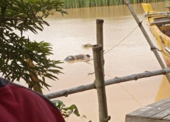 MAYAT lelaki berpakaian lengkap ditemui di Sungai Kelantan di Kampung Pulau Pisang, Kota Bharu.