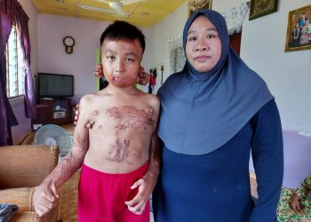 Iqram Hashim bersama ibunya, Suraya Abdul Manan di rumah mereka di Felda Terkis, Jengka 23.