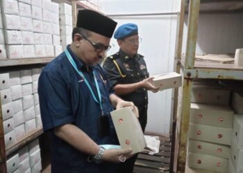 PEMERIKSAAN dijalankan KPDNHEP bersama JAINJ di sebuah kilang aiskrim yang menggunakan logo halal palsu.