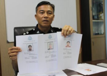 MOHD. Fadhil menunjukkan tiga wajah suspek yang terlibat dalam pergaduhan bersenjata di sebuah pasar raya baru-baru ini. -UTUSAN/ Nur Alina Hassan