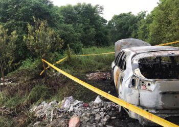 KEADAAN kenderaan SUV yang hangus dalam kejadian kebakaran di kawasan semak bersebelahan Jalan Airport City di Kota Warisan di sini, awal pagi semalam.