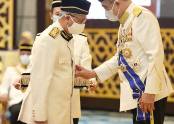 MOHD. Ali Mohd. Rustam (kanan) memakaikan Darjah Gemilang Seri Melaka (DGSM) kepada Ismail Sabri Yaakob pada Istiadat Penganugerahan Darjah, Bintang dan Pingat Kebesaran Negeri Melaka sempena Sambutan Hari Jadi Ke-71 Yang Dipertua Negeri Melaka di Balai Istiadat Seri Negeri, Melaka. UTUSAN/ DIYANATUL ATIQAH ZAKARYA