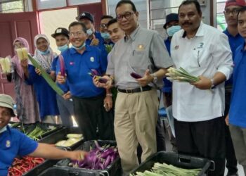 SAMSOLBARI Jamali (empat dari kanan) melawat Pusat Pengumpulan Hasil Pertanian PPK Kluang di Taman Berlian, Kluang.-UTUSAN/ Mohamad Fahd Rahmat