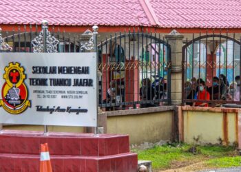 SEBAHAGIAN pelajar Sekolah Menengah Teknik Tuanku Ja'afar, Seremban menjalani ujian saringan Covid-19 di sekolah tersebut petang tadi, susulan berlakunya kes positif Covid-19 di sekolah tersebut sehingga mewujudkan kluster baharu yang dikenali sebagai kluster Gedong.-UTUSAN/MUHAMMAD IZZAT TERMIZIE.