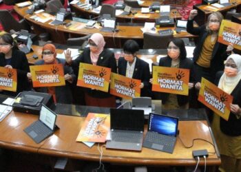 SITI Mariah(empat kanan) dan beberapa ADUN lain  mengangkat plakad slogan 'Hentikan Keganasan, Hormat Wanita'  dalam Sidang Dewan Undangan Negeri (DUN) hari ini.