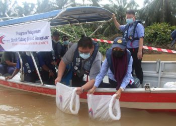 JABATAN Perikanan Johor melakukan pelepasan benih udang galah di Sungai Muar sebagai usaha merancakkan habitat hidupan berkenaan serta melancarkan ekosistem hidupan laut.