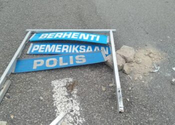 PAPAN tanda pemeriksaan polis yang dilanggar pemandu lori dipercayai dalam keadaan khayal ketika sekatan jalan raya di Plaza Tol Simpang Ampat, Alor Gajah, Melaka.