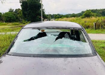 KEADAAN kereta Proton Saga yang rosak akibat dihentak besi oleh seorang lelaki yang mengamuk di Kampung Kepayang, Ipoh pada Ahad lalu.