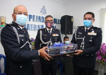 PENYERAHAN serah terima tugas antara Mohd. Nor Marzukee Besar (kiri) kepada Mohd. Fazley Ab. Rahman berlangsung di Ibu pejabat Polis Daerah Nilai yang turut disaksikan Mohamad Mat Yusop (tengah).
