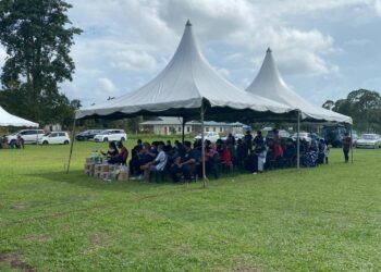 SEBAHAGIAN penduduk Kampung Lukut yang menjalani ujian pengesanan Covid-19 di Dewan Semerah Padi, Kota Tinggi.