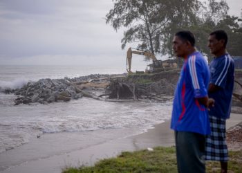 PENDUDUK Kampung Pengkalan Maras di Batu Rakit, Kuala Nerus melihat hakisan pantai yang semakin meruncing di kawasan itu.-UTUSAN/PUQTRA HAIRRY ROSLI