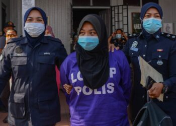 SITI Nur Athirah Azmi dibawa keluar dari Mahkamah Majistret Marang, Terengganu hari ini -UTUSAN/PUQTRA HAIRRY ROSLI