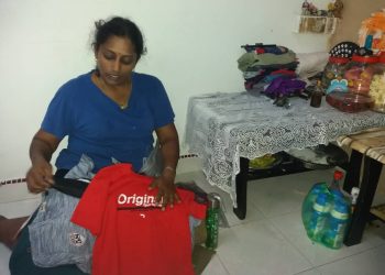 IBU Adithiya, D. Kalyani melihat pakaian baru dibeli untuk sambutan Deepavali yang tidak sempat dipakai mangsa di rumahnya di Taman Cempaka, Kampung Koh, Sitiawan hari ini. - GAMBAR SHAMSUL KAMAL AMARUDIN
