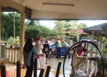 ANGGOTA APM membantu membersihkan salah sebuah rumah di Felda Bukit Rokan, Gemencheh dekat sini yang dinaiki air awal pagi tadi.