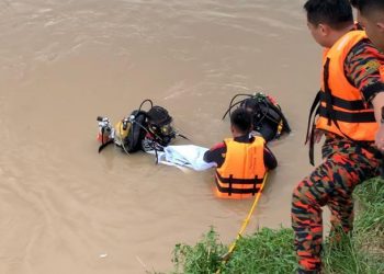 ANGGOTA bomba sedang membawa mayat remaja yang mati lemas di Sungai Skudai berhampiran Kampung Jaya Sepakat, Senai.
Gambar Bomba Johor