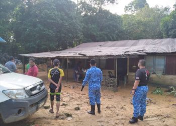 ANGGOTA APM membantu membersihkan salah sebuah rumah di Kampung Orang Asli Langkap, Dangi dekat sini yang dinaiki air bermula tengah malam tadi.