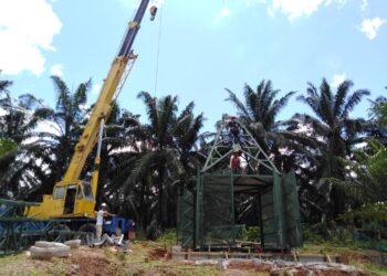 KERJA-KERJA pembinaan menara komunikasi sementara sedang dalam pembinaan di Ladang UP Bukit Selambau, Sungai Petani.