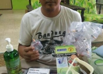 Pengusaha bekam, Syed Mohd. Nazrin Syed Mohd. Bakri mengakui pendapatan terjejas 
akibat pandemik Covid-19.-UTUSAN/ FARAHWAHIDA AHMAD