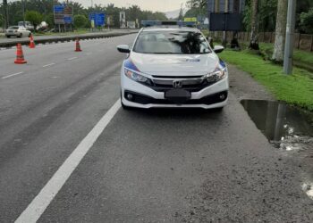 KERETA MPV yang dilarikan seorang lelaki dari kawasan parkir IPD Taiping hari ini. - GAMBAR IHSAN PDRM