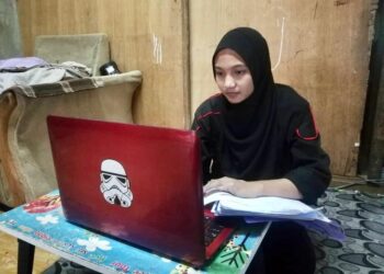 ANIS Suhana Mohd. Shuhari,20, belajar secara dalam talian di rumahnya di Kampung Jelempok, Arau, Perlis.- UTUSAN/NAZLINA NADZARI