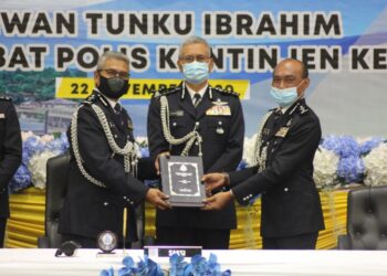 HASANUDDIN Hassan (tengah) menyaksikan penyerahan dokumen antara Timbalan Ketua Polis yang baharu, Mohd. Roze Shaari (kanan) dan bekas pemangku Timbalan Ketua Polis Kedah, Zakaria Haron pada Majlis Serah Terima Tugas Timbalan Ketua Polis Kedah di Ibu pejabat Polis Kontinjen (IPK) Kedah di Alor Setar hari ini.