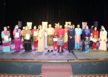 ISHAK Mokhtar  (tengah berbaju Melayu merah) bersama 36 peserta bengkel nyanyian lagu-lagu Melayu Asli di JKKN Pahang di Kuantan.