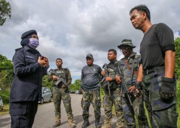 SURINA memberi kata-kata semangat kepada anggota PGA ketika meninjau lokasi kejadian berbalas tembakan dengan penyeludup sehingga mengorbankan seorang anggota di TS9, Padang Besar, Perlis semalam.- UTUSAN/Shahir Noordin