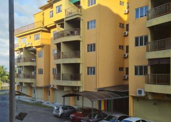 BLOK di pusat peranginan di daerah Banting, Kuala Langat, Selangor yang dijadikan pusat perjudian dalam talian yang diserbu Bahagian Siasatan Jenayah Kongsi Gelap, Maksiat dan Perjudian (D7) Bukit Aman bersama Ibu Pejabat Polis Kontinjen Selangor dan Ibu Pejabat Polis Daerah Kuala Langat petang semalam.