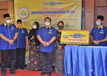 TUANKU Syed Faizuddin pada majlis Penyampaian Bantuan Persekolahan MAIPs 2021 di Dewan Sri Pulai, Sektor Sumber Teknologi Pendidikan Jabatan Pendidikan Negeri (JPN) Perlis di sini hari ini.- UTUSAN