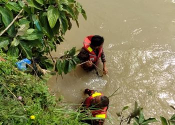 ANGGOTA bomba menjalankan operasi mencari kanak-kanak yang dihanyut arus deras di Chepor, Ipoh hari ini. - GAMBAR IHSAN JBPM