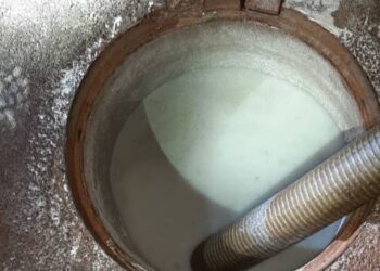 SISA kimia berwarna putih dengan campuran bahan pelarut dikesan di loji IWK berhampiran sebuah tasik Bandar Bukit Mahkota, Cheras, Selangor pukul 10 malam kelmarin.
