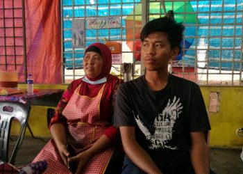 MOHAMAD Izzat Izzudin Hussin (kanan) bersama ibunya Norhayati Mohamad (kiri) ketika ditemui di Kampung Hajah Hasnah Majidee, Johor Bahru.-UTUSAN/ RAJA JAAFAR ALI
