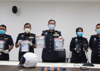 MOHD. Fazley Ab. Rahman menunjukkan peralatan yang digunakan suspek dalam sidang akhbar di IPD Nilai dekat sini hari ini berhubung penahanan enam lelaki berkaitan kes pecah rumah.-UTUSAN/MUHAMMAD IZZAT TERMIZIE.