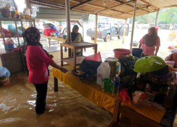 KEADAAN kedai milik Rohidah Mahmud yang dinaiki air di Kampung Teladas, Air Putih di Kemaman hari ini.