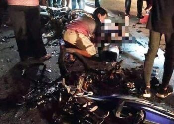 MOTOSIKAL yang terlibat dalam kemalangan di Jalan Johor Bahru-Melaka, Senggarang berhampiran Sungai Lurus, Batu Pahat.-Gambar Media Sosial