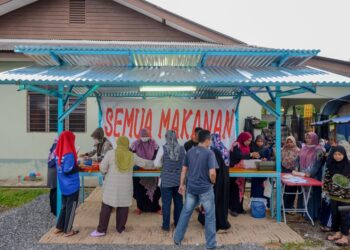GERAI makanan pagi RM1 yang diusahakan Nurul Hidayu Zulkifli dari Kampung Tasik Padang Kabor, di Marang diserbu pelanggan dengan kesemua 1,200 pek makanan habis dalam tempoh dua jam.-UTUSAN/ PUQTRA HAIRRY ROSLI