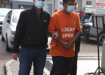 AHLI perniagaan didakwa merasuah pegawai polis dibawa ke Mahkamah Majistret Johor Bahru. -UTUSAN/Baazlan Ibrahim