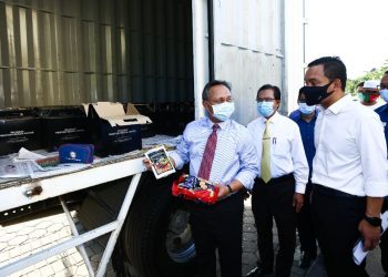 HASNI Mohammad melihat Bakul Makanan Johor yang akan diagihkan kepada rakyat Malaysia di Singapura di pekarangan Bangunan Sultan Ismail, Kota Iskandar.