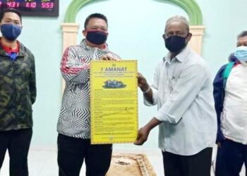TUANKU Syed Faizuddin (dua dari kiri) 
menyempurnakan penyerahan plaka ‘Titah 7 Amanat Tuanku Raja Perlis’ dan meninjau prasarana surau Al-Madrasatul Sirajumunir Persatuan Liga Muslim Perlis di Jalan Bintong di sini hari ini.- UTUSAN