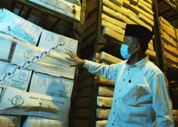 TOSRIN Jarvanthi melakukan pemeriksaan ke atas daging sejuk beku di Taman Perindustrian Idaman, Senai. -UTUSAN/RAJA JAAFAR ALI