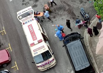 KANAK-kanak perempuan berusia 10 tahun dibawa ke Hospital Putrajaya dengan menaiki ambulans setelah terjatuh DARI tingkat empat,  Blok B Zon 6B, Presint 11, Putrajaya, semalam.