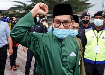 AHMAD Faizal Azumu selepas menghadap Sultan Nazrin Muizzuddin Shah di Istana Kinta di Ipoh. - UTUSAN/ZULFACHRI ZULKIFLI