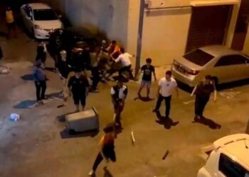 TANGKAP layar video berdurasi satu minit dua saat yang memaparkan pergaduhan dua kumpulan lelaki yang berlaku di Uptown Avenue Seremban 2, Seremban.