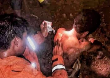 SEORANG anggota bomba memberi rawatan awal kepada mangsa melecur sebelum dikejarkan ke Hospital Sultan Ismail Petra (HSIP) Kuala Krai semalam.
Gambar BOMBA