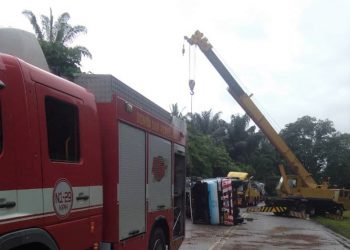 PASUKAN Bomba bertungkus lumus membersihkan jalan raya yang dipenuhi minyak diesel susulan sebuah lori muatan diesel terbabas di Jalan Jemapoh Pekan Kuala Pilah-Batu Kikir, Kuala Pilah pagi tadi.