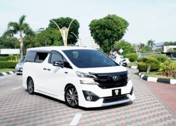 KENDERAAN Ahmad Zahid tiba di Istana Kinta untuk menghadap Sultan Perak, Sultan Nazrin Muizzuddin Shah di Ipoh hari ini. - UTUSAN/ZULFACHRI ZULKIFLI