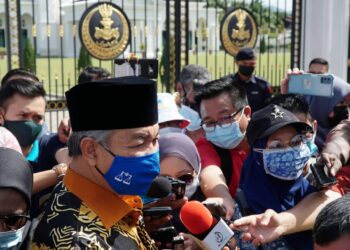 AHMAD Zahid Hamidi ditemui pemberita selepas menghadap Sultan Perak di Istana Kinta di Ipoh hari ini. - UTUSAN/ZULFACHRI ZULKIFLI