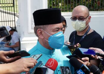 MOHD. Annuar Zaini ditemui pemberita di pekarangan Istana Kinta di Ipoh hari ini. - UTUSAN/ZULFACHRI ZULKIFLI